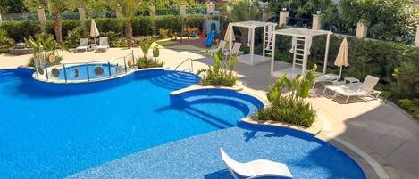 Een binnenzwembad en een buitenzwembad