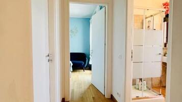 Deluxe-Doppelzimmer, Balkon, Bergblick | VerdunkelungsvorhĂ€nge, BĂŒgeleisen/BĂŒgelbrett, kostenloses WLAN