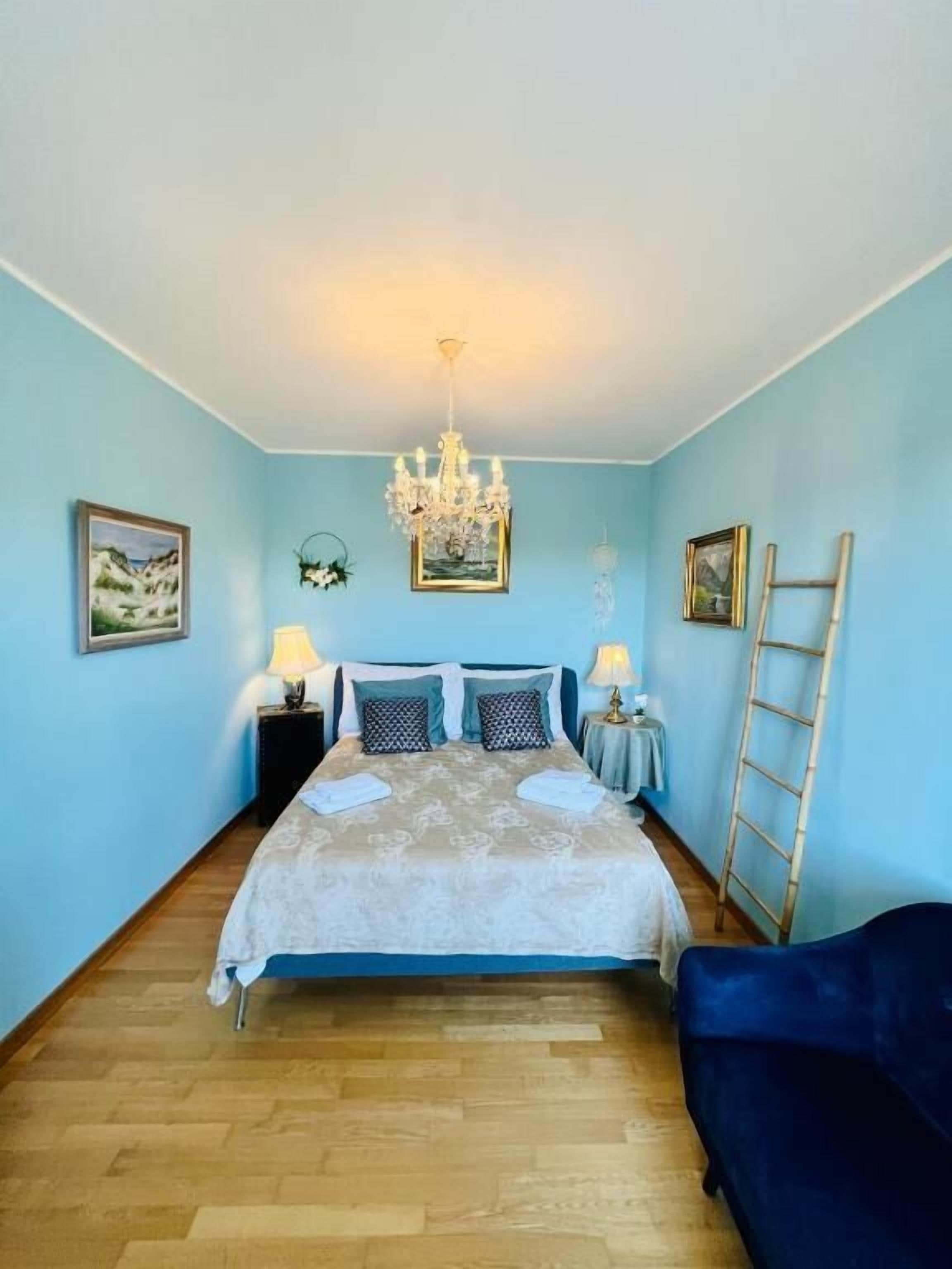 ستائر تعتيم ومكواة/لوح كي وواي فاي مجانًا