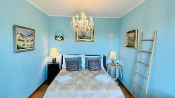 Deluxe tweepersoonskamer, balkon, uitzicht op bergen | Verduisterende gordijnen, een strijkplank/strijkijzer, gratis wifi