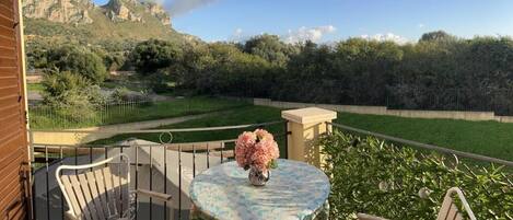 Quarto casal luxo, sacada, vista para a montanha | Terraço/pátio