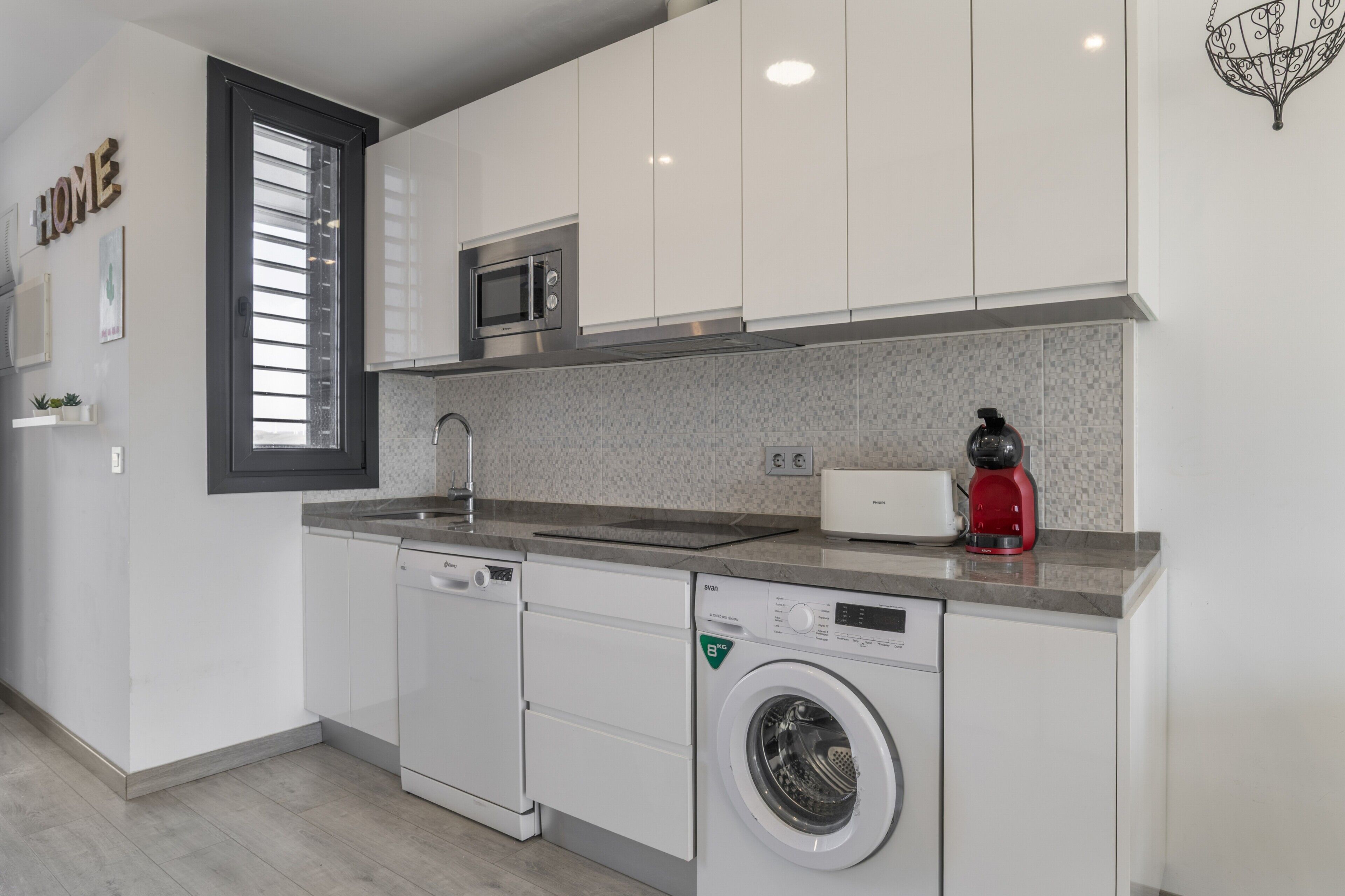 Réfrigérateur, micro-ondes, plaque de cuisson, lave-vaisselle