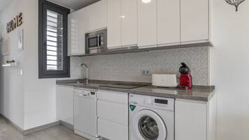 Réfrigérateur, micro-ondes, plaque de cuisson, lave-vaisselle