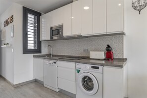 Refrigerador, microondas, parrilla de estufa y lavavajillas