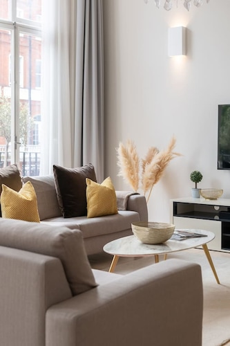 Presidential Residence 14ft High Ceilings