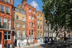 2 bedrooms - 5 Million Knightsbridge Home Harrods Next Door (London)
