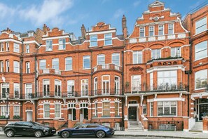 House - Knightsbridge 3-bed Next To Harrods With Patio (London)