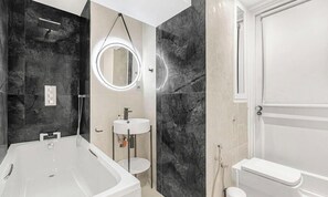 House - Knightsbridge 3-bed Next To Harrods With Patio (London)