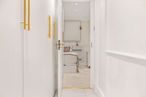 House - Knightsbridge 3-bed Next To Harrods With Patio (London)