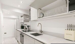 House - Knightsbridge 3-bed Next To Harrods With Patio (London)