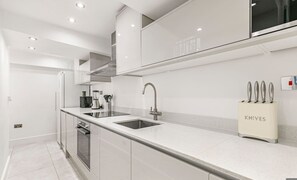 House - Knightsbridge 3-bed Next To Harrods With Patio (London)