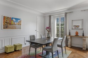 House - Luxury 4 Bed Residence - Next to Arc de Triomphe (Paris)