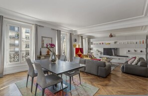 Apartment | 4 bedrooms - Luxury 4 Bed Residence - Next to Arc de Triomphe (Paris)