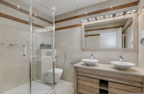 House - Luxury 4 Bed Residence - Next to Arc de Triomphe (Paris)