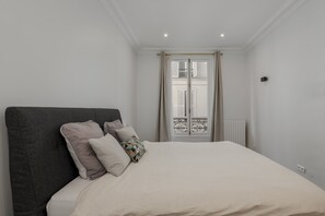 House - Luxury 5 Bed Residence - Opposite Arc de Triomphe (Paris)