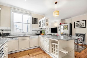 House - Stylish 1BR Kensington Home With Balcony (London)