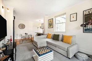 House | 1 bedroom - Stylish 1BR Kensington Home With Balcony (London)
