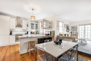 House | 1 bedroom - Stylish 1BR Kensington Home With Balcony (London)