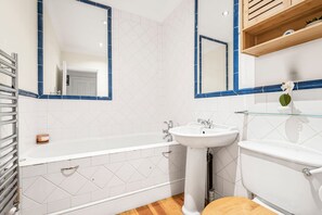 House | 1 bedroom - Stylish 1BR Kensington Home With Balcony (London)