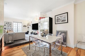 House - Stylish 1BR Kensington Home With Balcony (London)