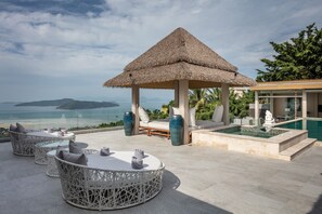 A rooftop lounge with a thatched gazebo, lounge chairs, and a pool. - Koh Samui Villa in ko Samui (Koh Samui)