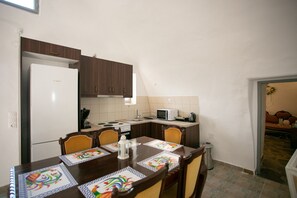 Khu vực ăn uống tại phòng