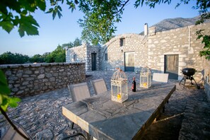 Outdoor dining - Mylos Villa Mani (East Mani)