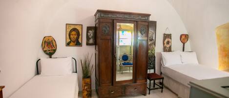 1 bedroom, free cribs/infant beds, bed sheets