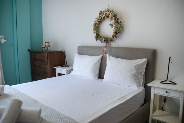 3 bedrooms, free cribs/infant beds, free rollaway beds, bed sheets - Gerolimin Blue (East Mani)