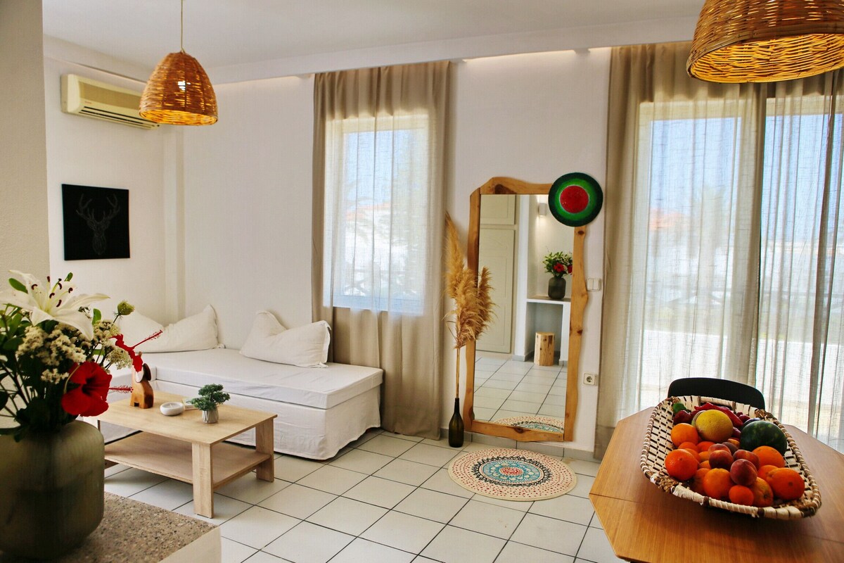 Una sala moderna con un sofá, una mesa de centro y una cesta de frutas.