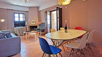 Casa, 3 habitaciones, fumadores, terraza | Servicio de comidas en la habitación