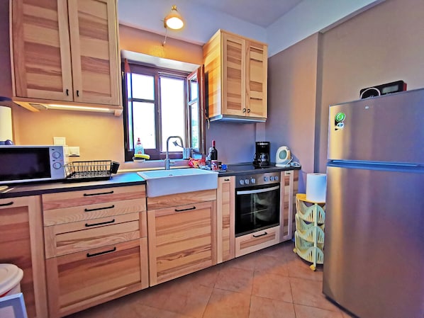 Microwave, coffee/tea maker, highchair, cookware/dishes/utensils - Anaroussa Diros Maisonette (East Mani)