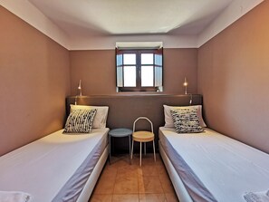 2 bedrooms, free cribs/infant beds, bed sheets - Anaroussa Diros Apartment (East Mani)