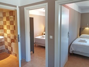 2 chambres, lits bébé (gratuits), draps fournis