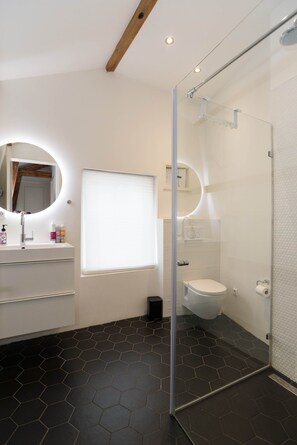 Shower, hair dryer, towels, shampoo - Prinsen Terrace - Boutique apartment in the Centre (Amsterdam)