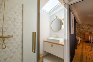 Shower, free toiletries, hair dryer, towels