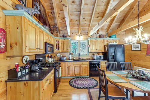 Game Room, Deck! Cozy Ski Cabin Near Sugarloaf