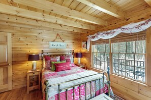 Interior - Game Room, Deck! Cozy Ski Cabin Near Sugarloaf (Stratton)