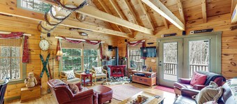 Game Room, Deck! Cozy Ski Cabin Near Sugarloaf