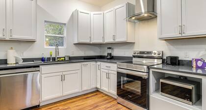 Stroll to Main St Eats! Pet-friendly Joplin Escape