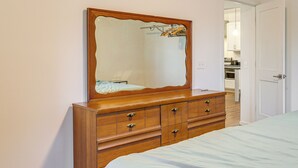 Ein Schlafzimmer mit einem Holzkapfen, einem großen Spiegel und einem Bett.