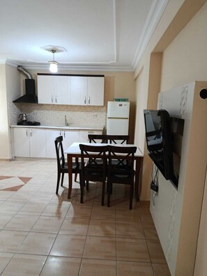 วิลล่�าสำหรับครอบครัว, ระเบียง, วิวสวน | โต๊ะทำงาน