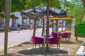 วิลล่าสำหรับครอบครัว, ระเบียง, วิวสวน | บริเวณนั่งเล่น