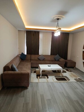 วิลล่าสำหรับครอบครัว, ระเบียง, วิวสวน | โต๊ะทำงาน