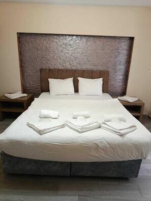 วิลล่าสำหรับครอบครัว, ระเบียง, วิวสวน | โต๊ะทำงาน