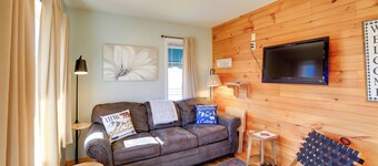 Trail Town Usa! 2BD Cabin on Laurel Creek w/ Deck