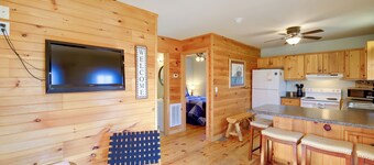 Trail Town Usa! 2BD Cabin on Laurel Creek w/ Deck