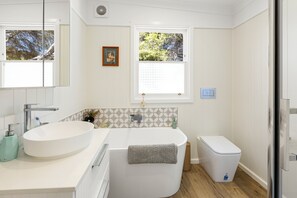 Shower, towels - Gafia: 3  BR, 3  BA Cottage in Bonnie Doon, Sleeps 10 (Bonnie Doon)