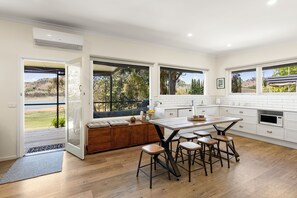 Dining - Gafia: 3  BR, 3  BA Cottage in Bonnie Doon, Sleeps 10 (Bonnie Doon)