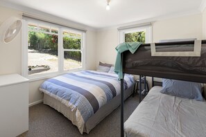 3 bedrooms, WiFi, bed sheets - Gafia: 3  BR, 3  BA Cottage in Bonnie Doon, Sleeps 10 (Bonnie Doon)